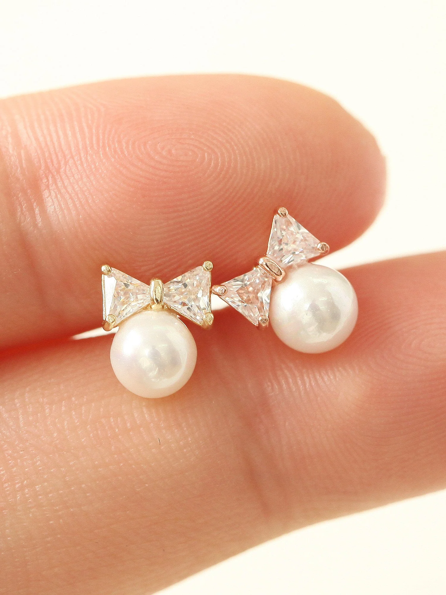 14K Gold Pearl Ribbon Cartilage Earring 20G - Image 8