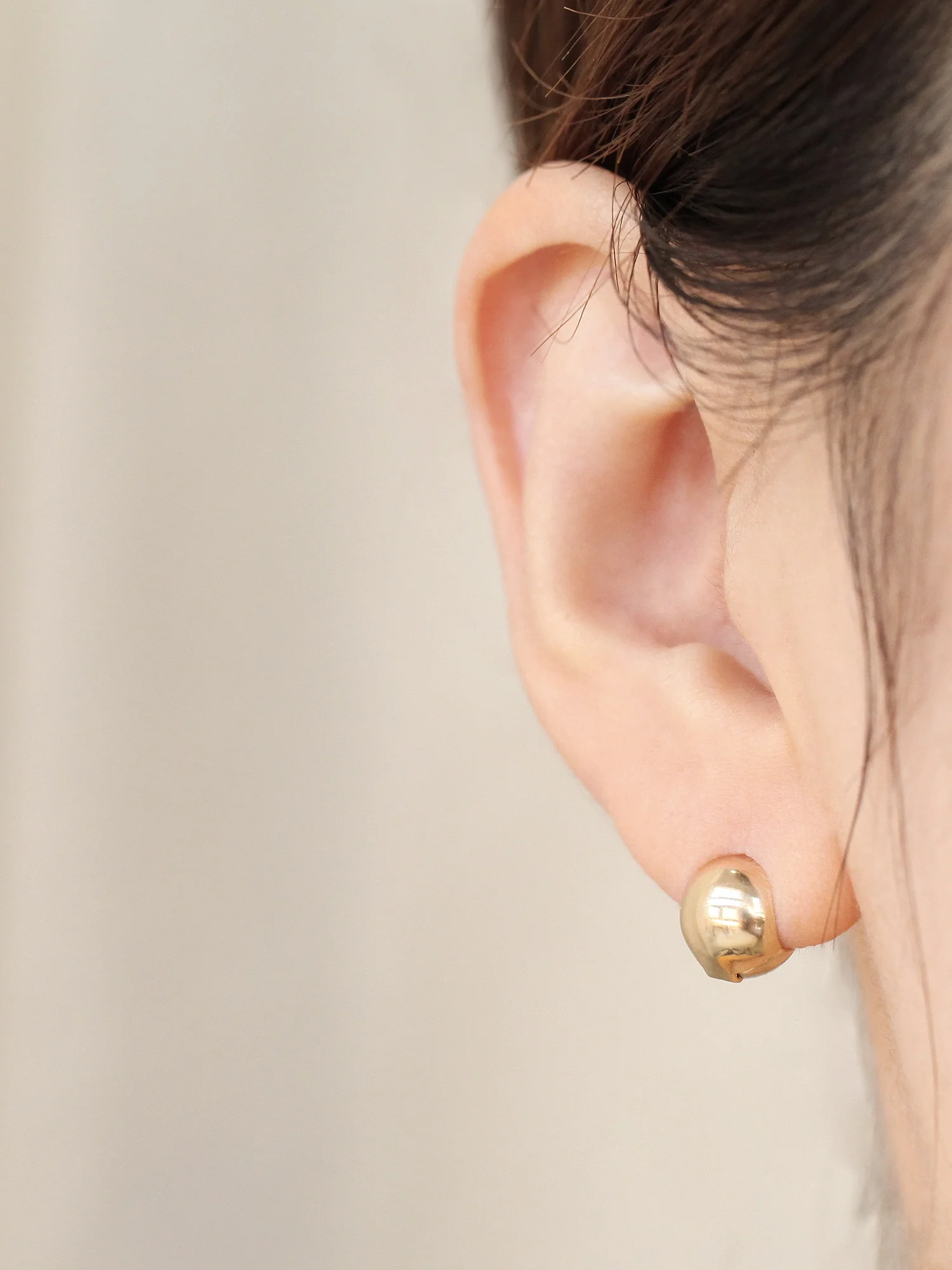 14K Gold Round Hoop Earring - Image 5