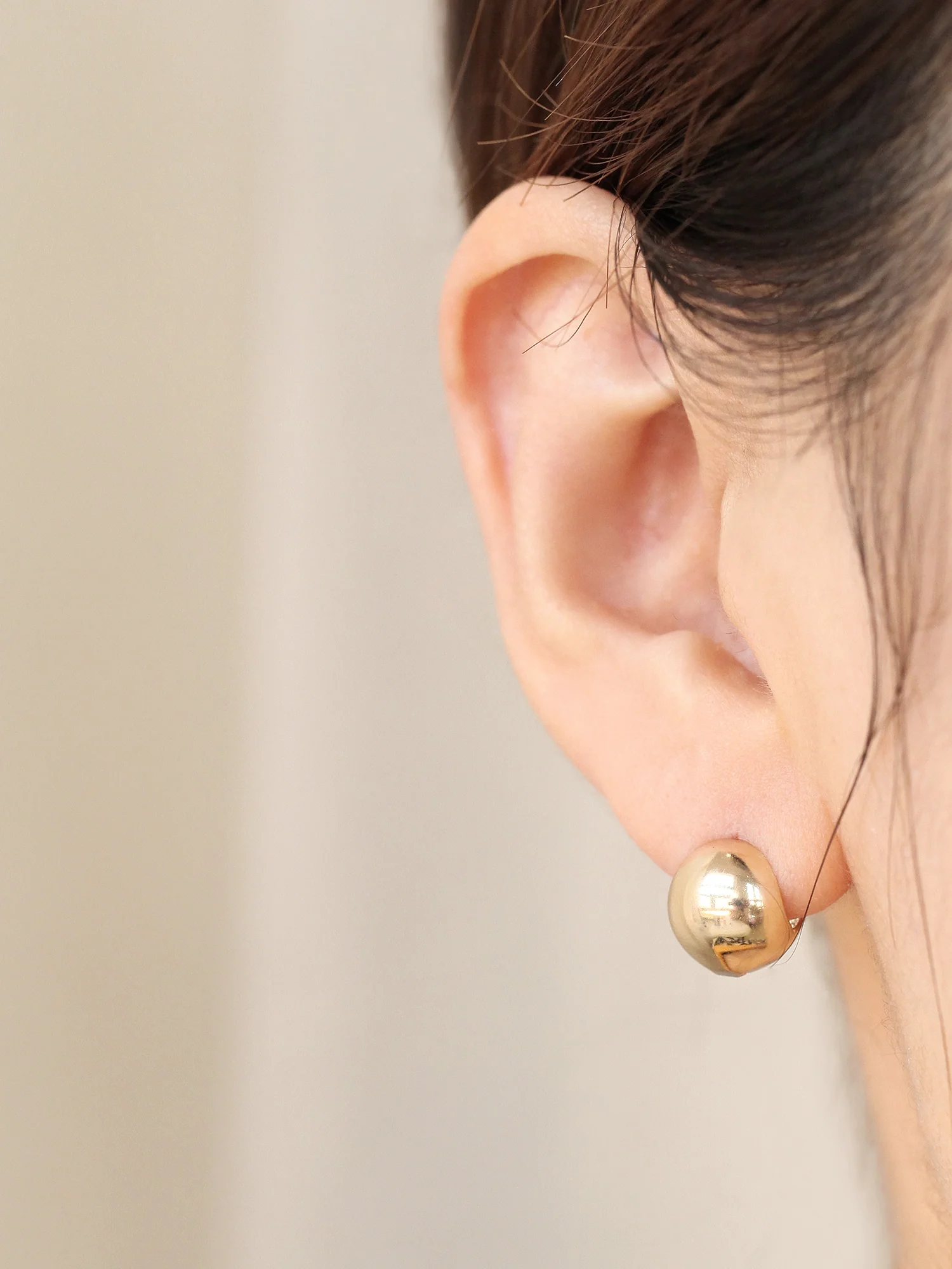 14K Gold Round Hoop Earring - Image 6