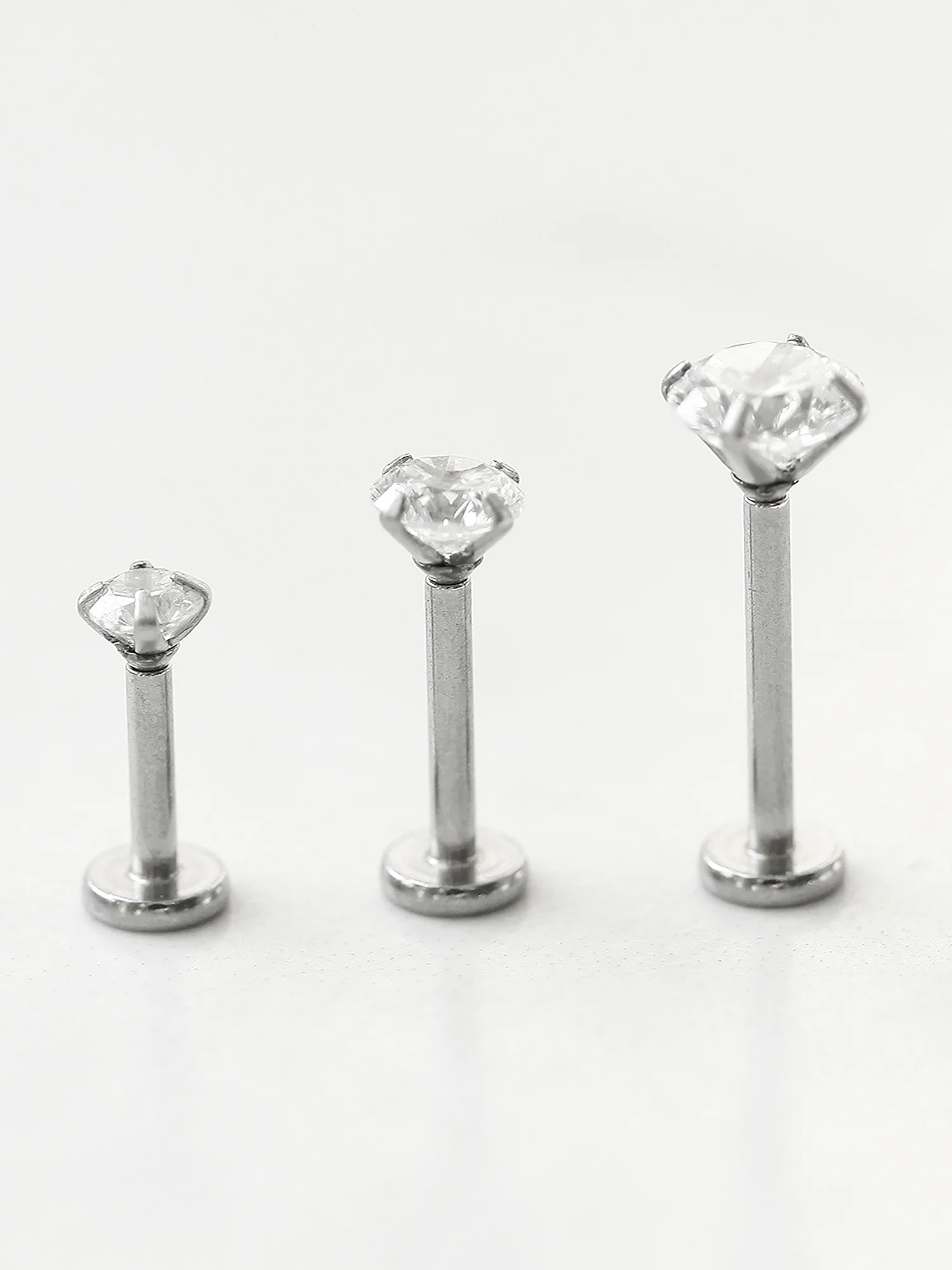 Cubic Internally Threaded Labret Piercing 16G - Image 3