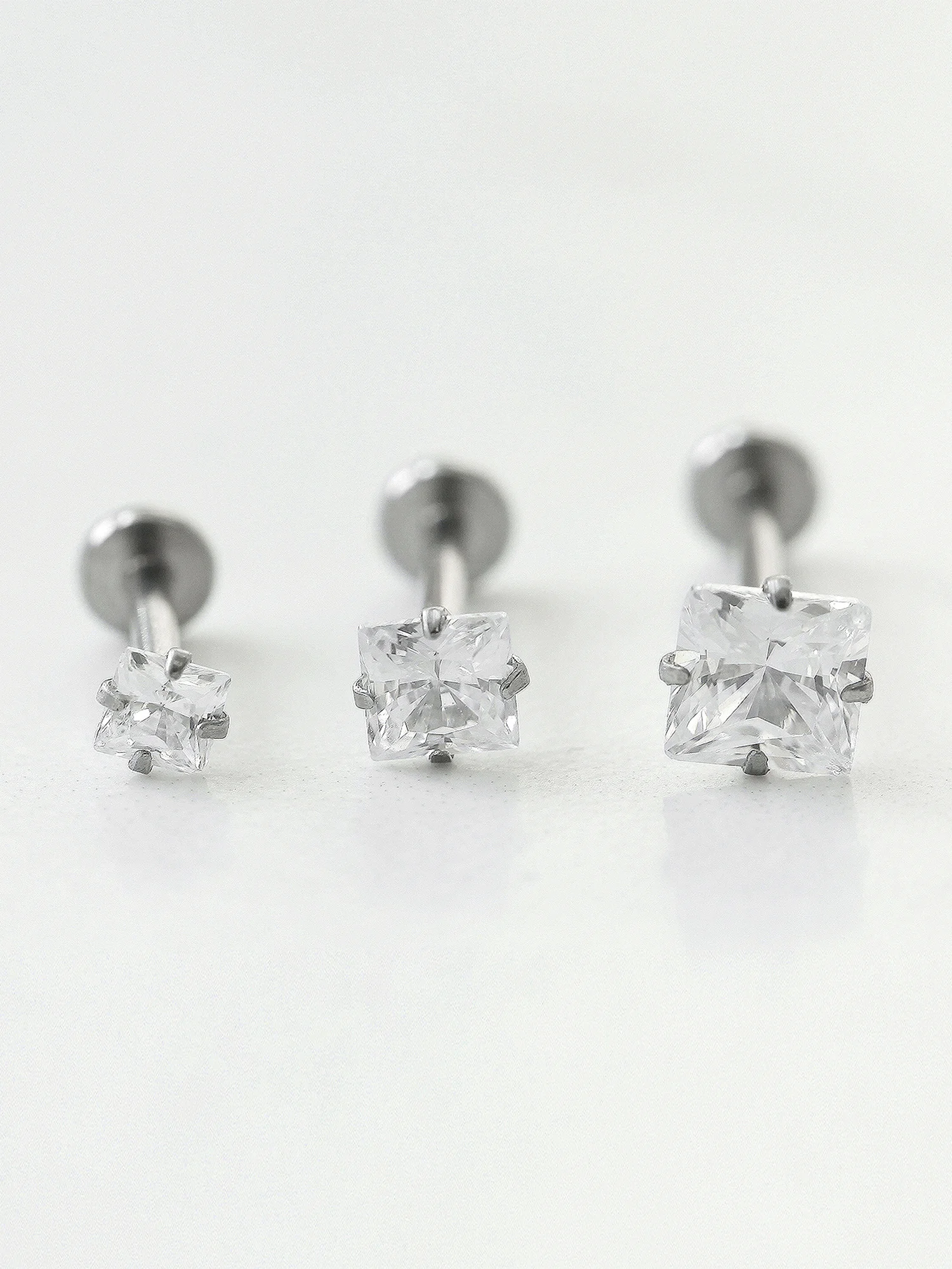 Cubic Internally Threaded Labret Piercing 16G - Image 4